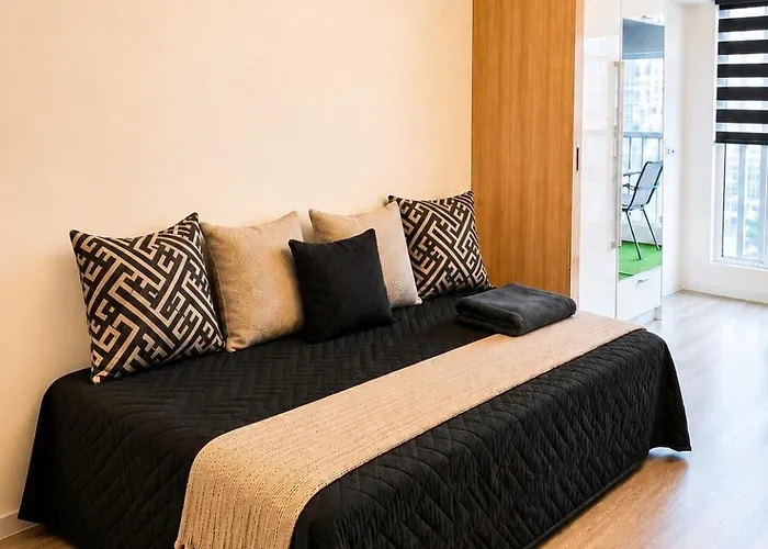 Stylish 1br Pool View With Netflix Shore Near Moa * Manila